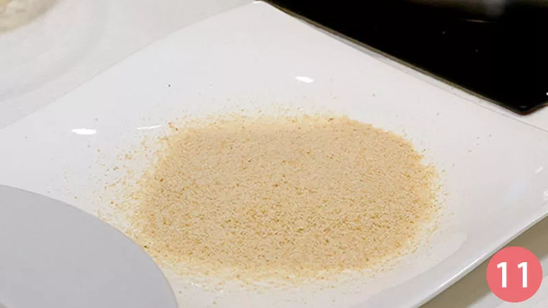 Mettiamo un po' di pangrattato in un altro piatto.